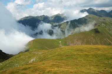 Güzel dağ yaz manzarası. Fagaras dağlar, Romanya