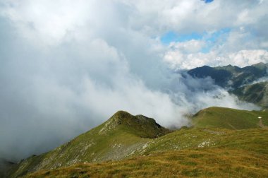Güzel dağ yaz manzarası. Fagaras dağlar, Romanya