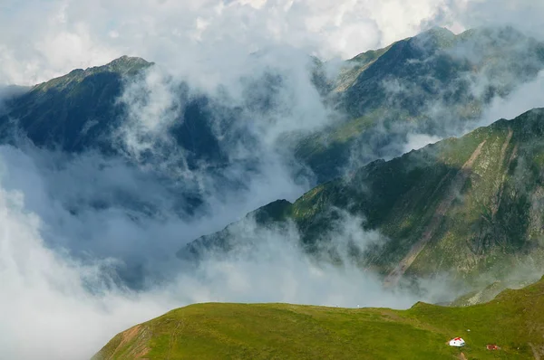 Hermoso paisaje de verano de montaña. Montañas Fagaras, Rumania —  Fotos de Stock