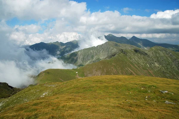 Hermoso paisaje de verano de montaña. Montañas Fagaras, Rumania — Foto de Stock