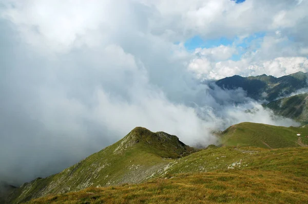 Hermoso paisaje de verano de montaña. Montañas Fagaras, Rumania —  Fotos de Stock