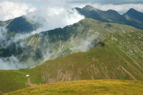 Hermoso paisaje de verano de montaña. Montañas Fagaras, Rumania —  Fotos de Stock