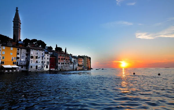 Ciudad costera de Rovinj y el mar en la puesta del sol. Croacia — Foto de Stock