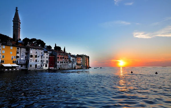 Rovinj kıyı kasaba ve günbatımı denizde. Hırvatistan — Stok fotoğraf