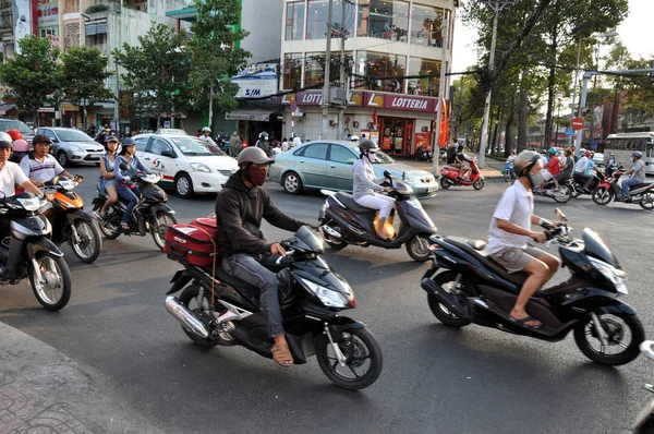Provoz skútru ve Vietnamu — Stock fotografie