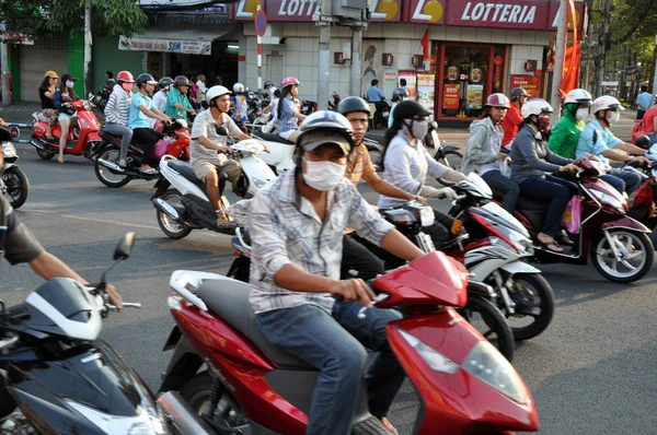 Provoz skútru ve Vietnamu — Stock fotografie