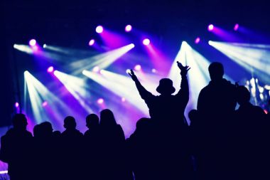 kalabalık seyirci kadar eller yükselterek bir müzik konserinde