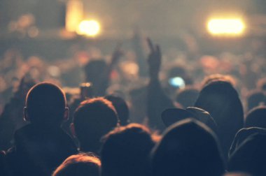 kalabalık seyirci kadar eller yükselterek bir müzik konserinde