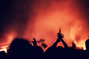 kalabalık seyirci kadar eller yükselterek bir müzik konserinde