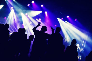 kalabalık seyirci kadar eller yükselterek bir müzik konserinde