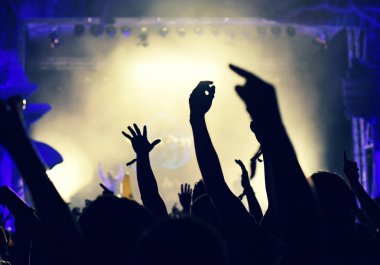 kalabalık seyirci kadar eller yükselterek bir müzik konserinde