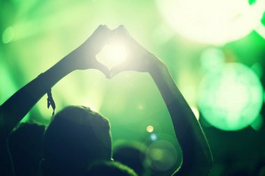 kalabalık seyirci kadar eller yükselterek bir müzik konserinde