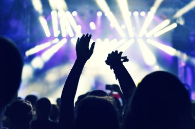 kalabalık seyirci kadar eller yükselterek bir müzik konserinde