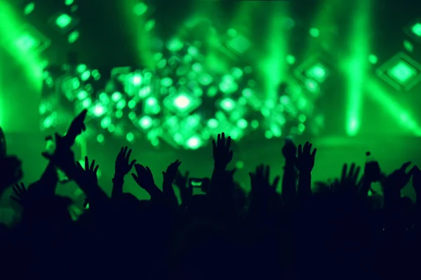 Tłum na koncercie muzyki, publiczność, podnoszenia rąk — Zdjęcie stockowe