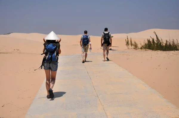 Touristen in der Wüste — Stockfoto
