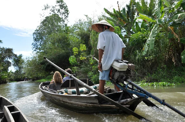 Tourists enjoying Mekong delta cruise with daily trip in a boat — Stock Photo, Image