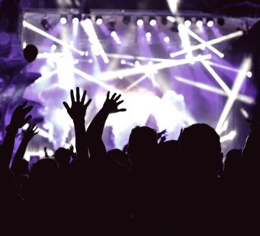 Kalabalık bir müzik festivalinde kaldırdı elleriyle kitlenin