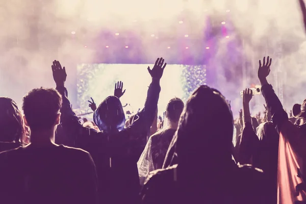 Multitud de público con las manos levantadas en un festival de música — Foto de Stock