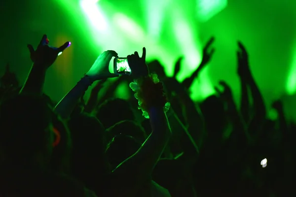 Menigte van publiek met handen ter sprake gebracht tijdens een muziekfestival — Stockfoto