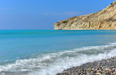 Yaz tatil kavramı. Turkuaz deniz suyu ve plaj