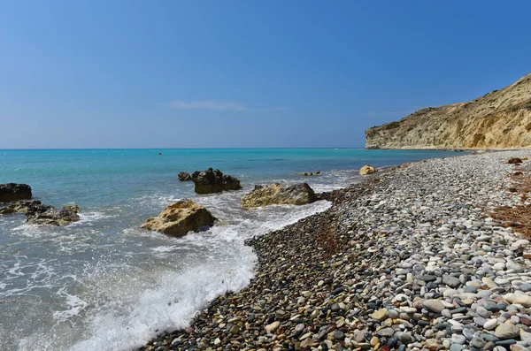 Koncepcję wakacji letnich. Plaża i morze turkusowe wody. Pissouri — Zdjęcie stockowe