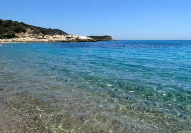 Güzel berrak deniz suyu ve plaj Sardunya Adası