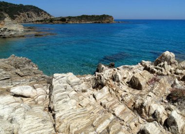 Güzel berrak deniz suyu ve plaj Sardunya Adası