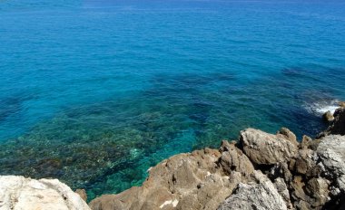 Güzel berrak deniz suyu ve plaj Sardunya Adası