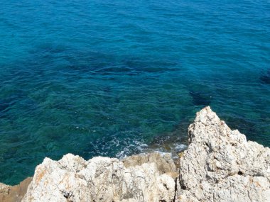 Güzel berrak deniz suyu ve plaj Sardunya Adası