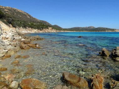 Güzel berrak deniz suyu ve plaj Sardunya Adası