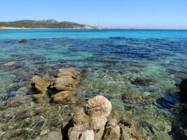 Güzel berrak deniz suyu ve plaj Sardunya Adası