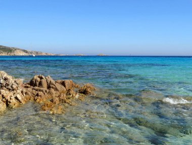 Güzel berrak deniz suyu ve plaj Sardunya Adası