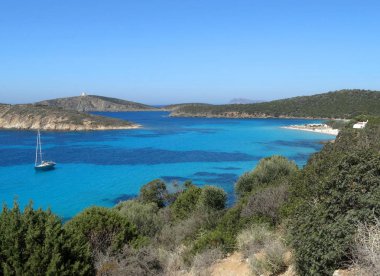 Güzel berrak deniz suyu ve plaj Sardunya Adası