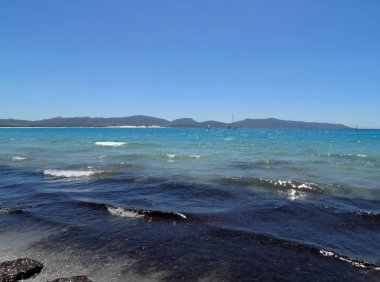Güzel berrak deniz suyu ve plaj Sardunya Adası