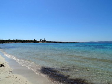 Güzel berrak deniz suyu ve plaj Sardunya Adası