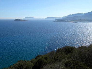 Güzel berrak deniz suyu ve plaj Sardunya Adası