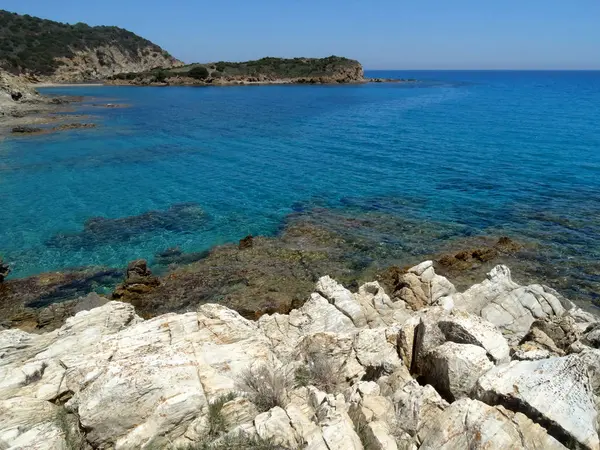 Water van de prachtige kristalheldere zee en strand op het eiland Sardinië — Stockfoto