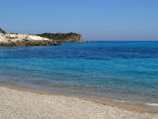 Hermosa agua de mar cristalina y playa en la isla de Cerdeña — Foto de Stock