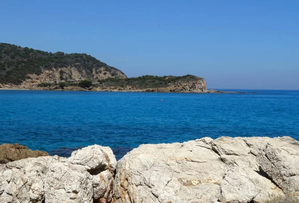 Hermosa agua de mar cristalina y playa en la isla de Cerdeña — Foto de Stock