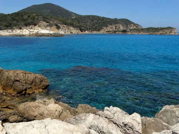 Bella acqua cristallina del mare e spiaggia in Sardegna — Foto Stock