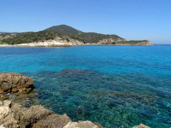 Hermosa agua de mar cristalina y playa en la isla de Cerdeña —  Fotos de Stock