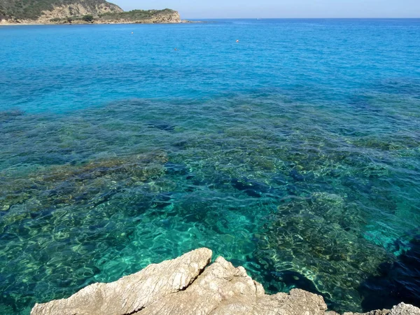 Belle eau de mer cristalline et plage en Sardaigne île — Photo