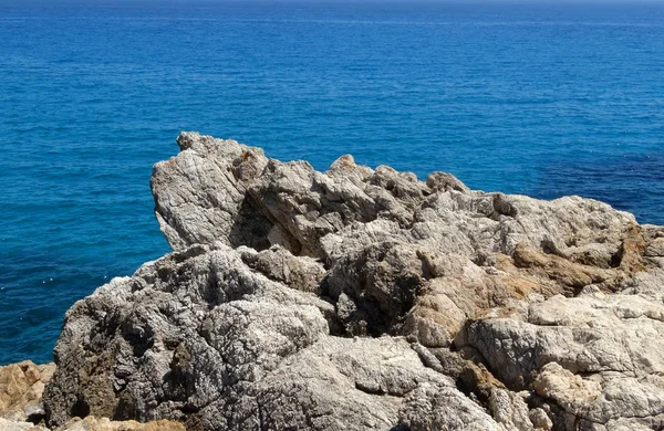 Belle eau de mer cristalline et plage en Sardaigne île — Photo