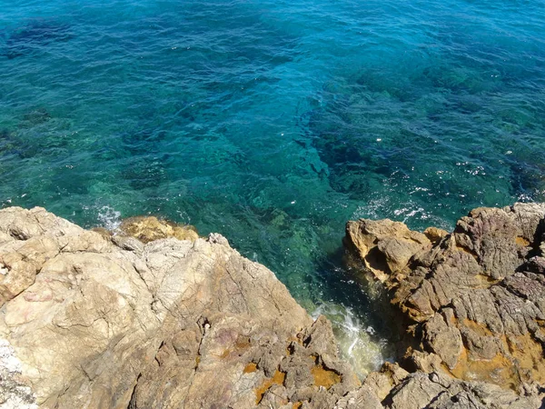 Belle eau de mer cristalline et plage en Sardaigne île — Photo