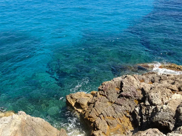 Belle eau de mer cristalline et plage en Sardaigne île — Photo