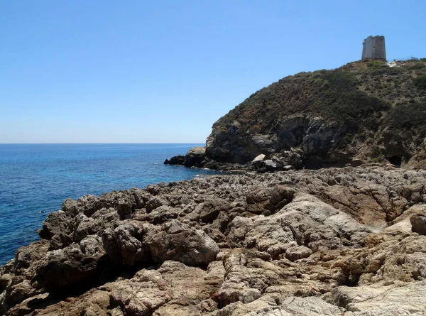 Belle eau de mer cristalline et plage en Sardaigne île — Photo