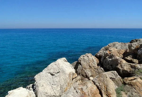 Hermosa agua de mar cristalina y playa en la isla de Cerdeña — Foto de Stock