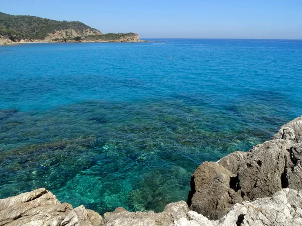 Water van de prachtige kristalheldere zee en strand op het eiland Sardinië — Stockfoto