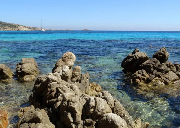 美しい澄んだ海の水とサルデーニャ島のビーチ — ストック写真