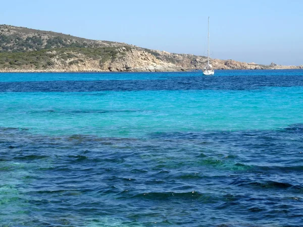 Belle eau de mer cristalline et plage en Sardaigne île — Photo